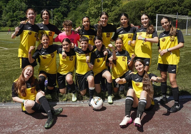 El equipo de las Dragonas de Lavapiés posa antes de jugar un partido en Urnieta.
