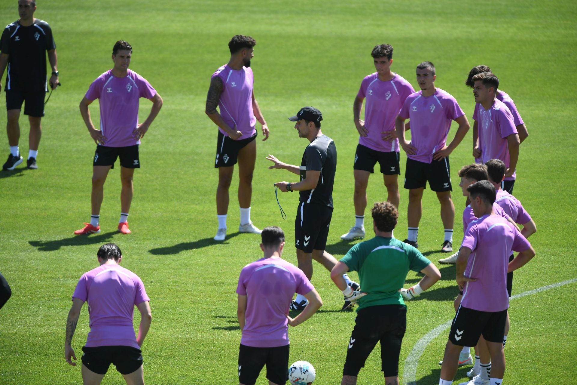 Ilusión y caras nuevas en el primer día del Eibar