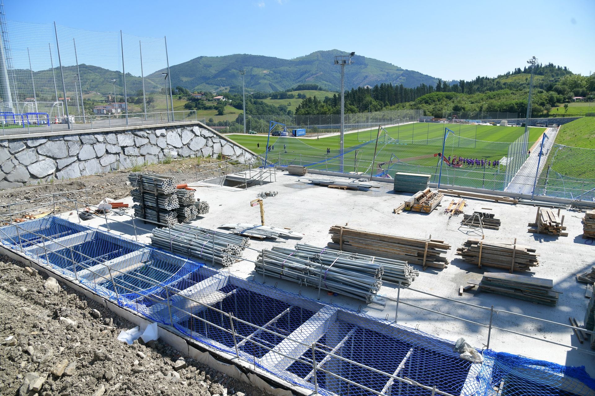 Ilusión y caras nuevas en el primer día del Eibar