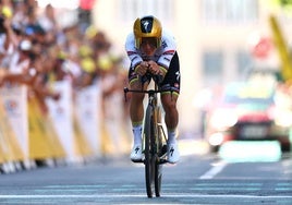 Remco Evenepoel cruza la línea de meta en Caen