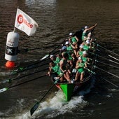 La 'Ama Guadalupekoa' maniobra en la ría bilbaína con nueve canteranos en sus tostas.