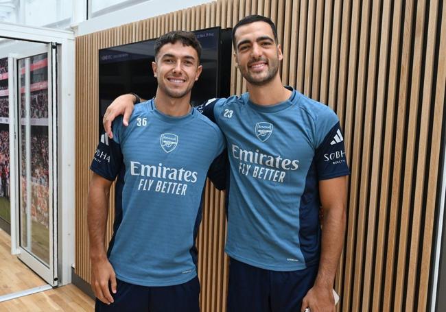 Martin Zubimendi se reencontró con Mikel Merino en su primer entrenamiento con el Arsenal.