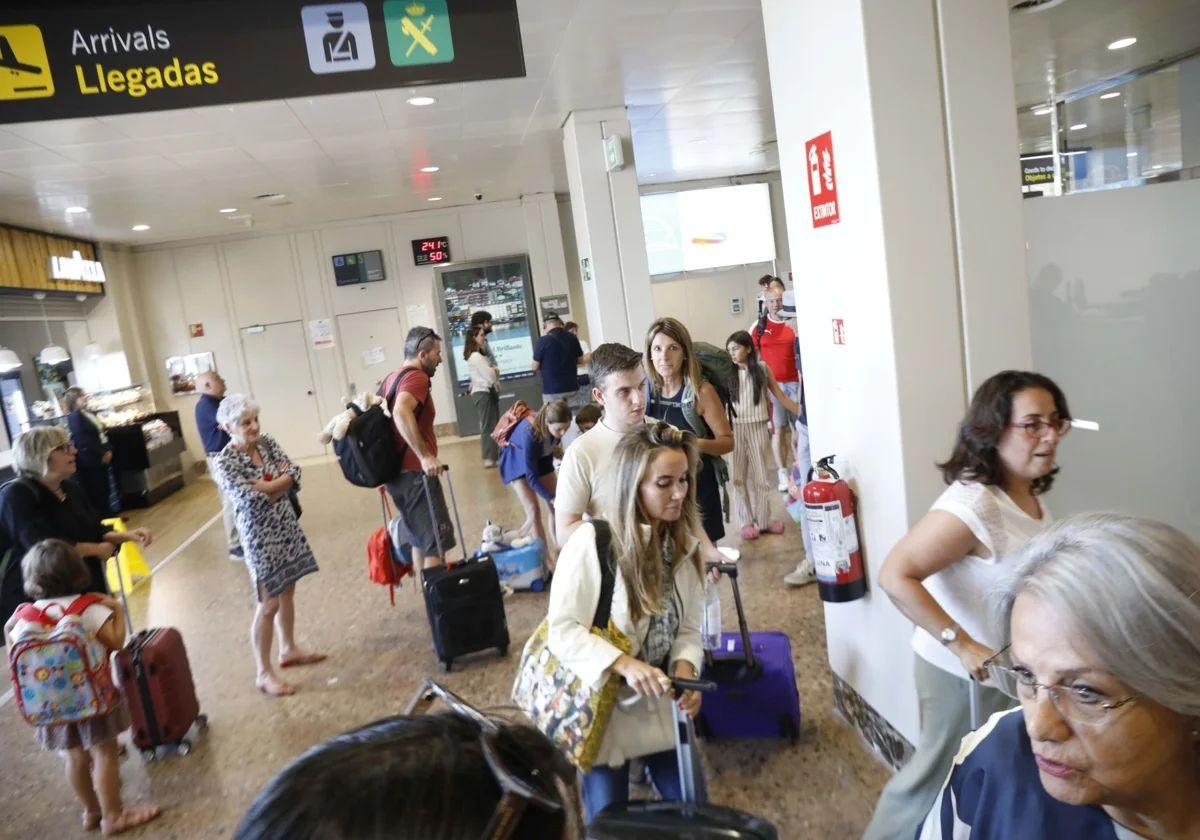 Pasajeros del vuelo A319 de Volotea de Milán a Asturias.