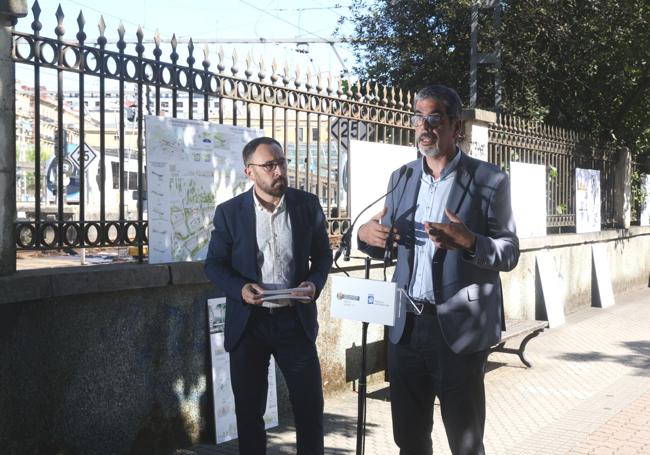 Denis Itxaso y Eneko Goia durante la presentación de los proyectos este miércoles junto a la estación de Easo