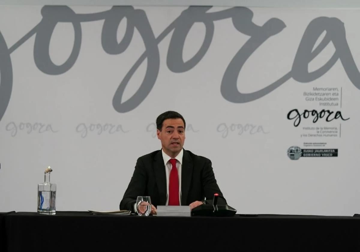 El lehendakari, Imanol Pradales, en una visita anterior a Gogora