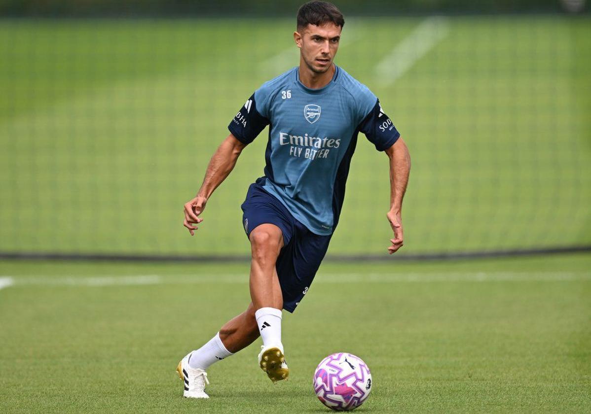 Martin Zubimendi se entrena con sus nuevos colores en el campo de entrenamiento del Arsenal.