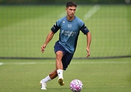 Martin Zubimendi se entrena con sus nuevos colores en el campo de entrenamiento del Arsenal.
