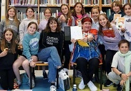 Saguzulo irakurle-taldeko neska eta mutilak Uxue Alberdi gidari dutelarik liburutegian.