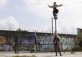 Acrobacias y humor serán lo que trabajarán Sara Álvarez y Rodrigo Lacasa, con la obra 'Mute' esta tarde en la plaza Larramendi.