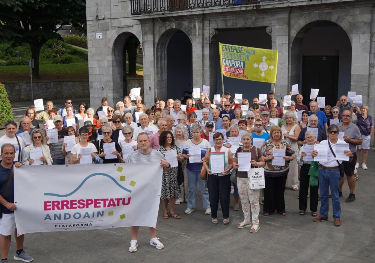 'Lazo' proiektuaren aurkako errekurtsoa aurkeztu zuten ordezkaritza taldea Andoaingo Goikoplazan bildu zen.