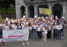 'Lazo' proiektuaren aurkako errekurtsoa aurkeztu zuten ordezkaritza taldea Andoaingo Goikoplazan bildu zen.
