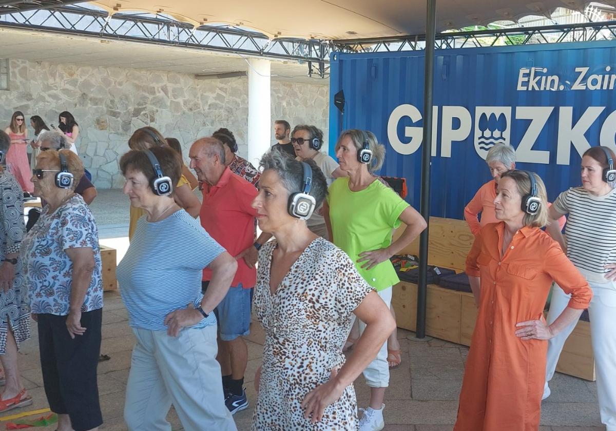 Una veintena de personas realizó actividad física, entre ellas la propia Eider Mendoza.