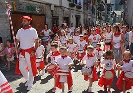 Xabier Fagoaga dirige la tamborrada infantil en Lesaka.