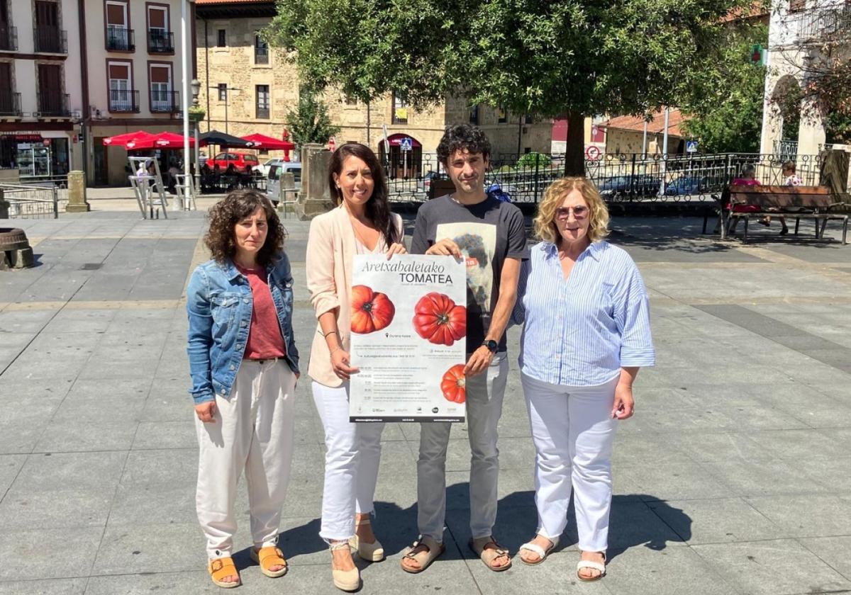 Presentación de la iniciativa en la plaza.
