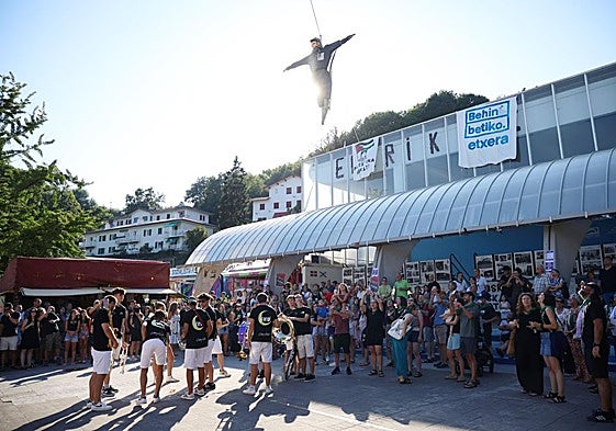 Gran ambiente en el arranque de las fiestas de Añorga.