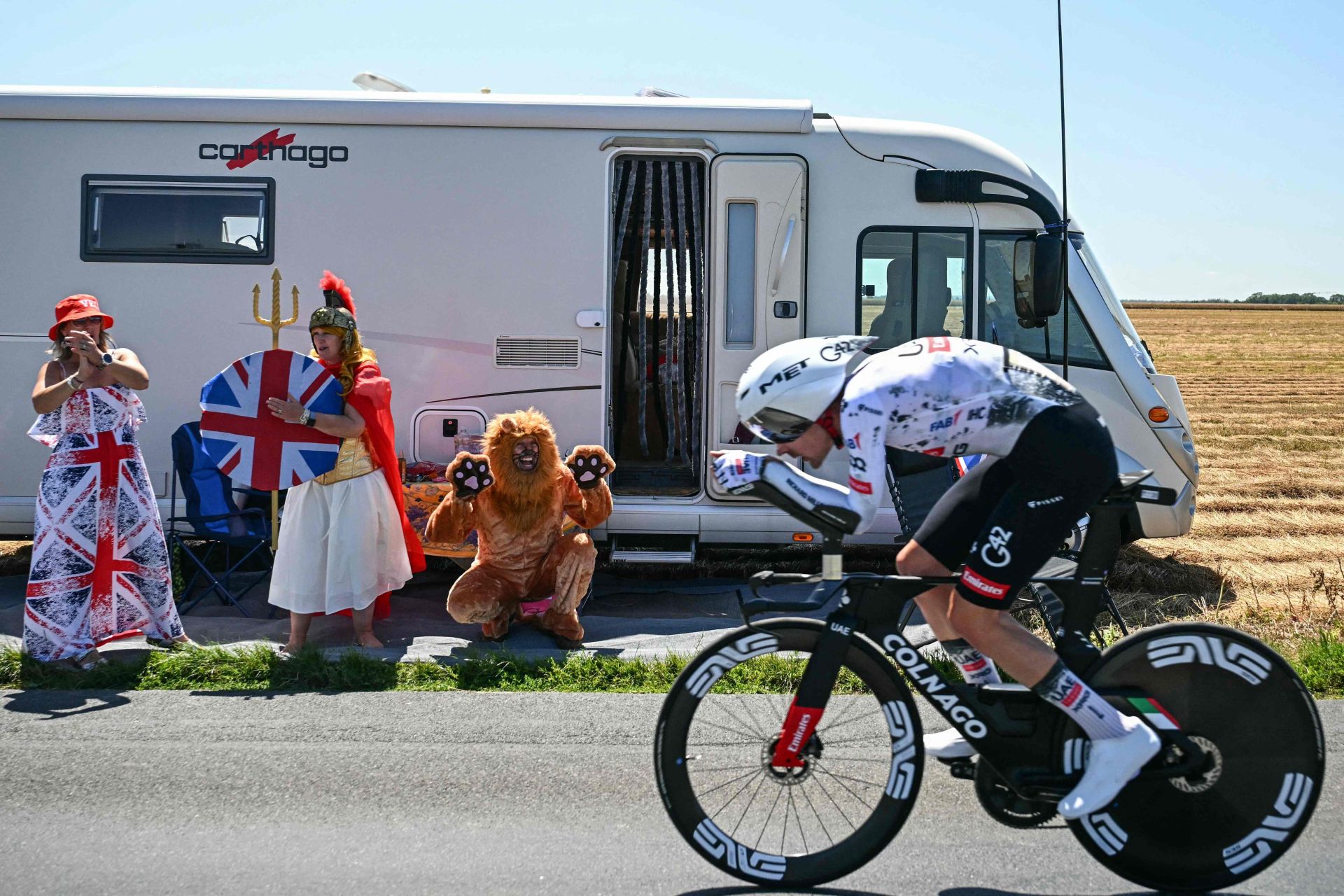 El ciclista francés del equipo XRG, Pavel Sivakov, pedalea entre espectadores disfrazados.