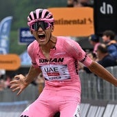 Isaac del Toro, con la maglia rosa en el Giro de Italia.