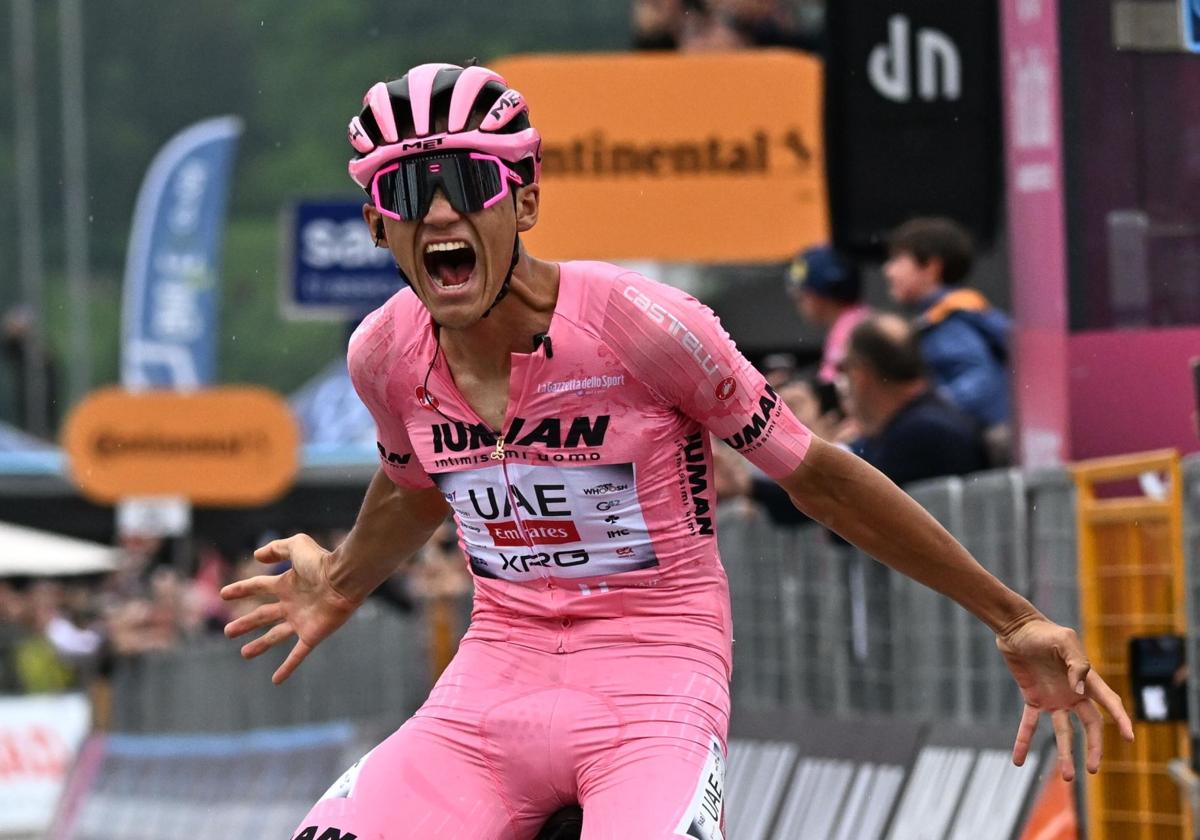 Isaac del Toro, con la maglia rosa en el Giro de Italia.