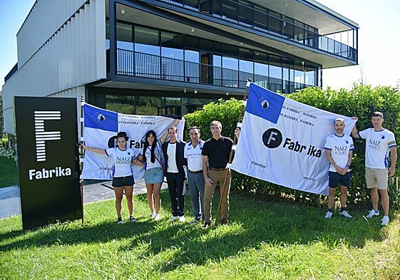 June Balda, Irati Merkader, DAvid Feijóo, Alberto López, Juan Mancisidor, Joxe Leibar y Arkaitz Díaz con las dos banderas Fabrika que se ponen en juego mañana.