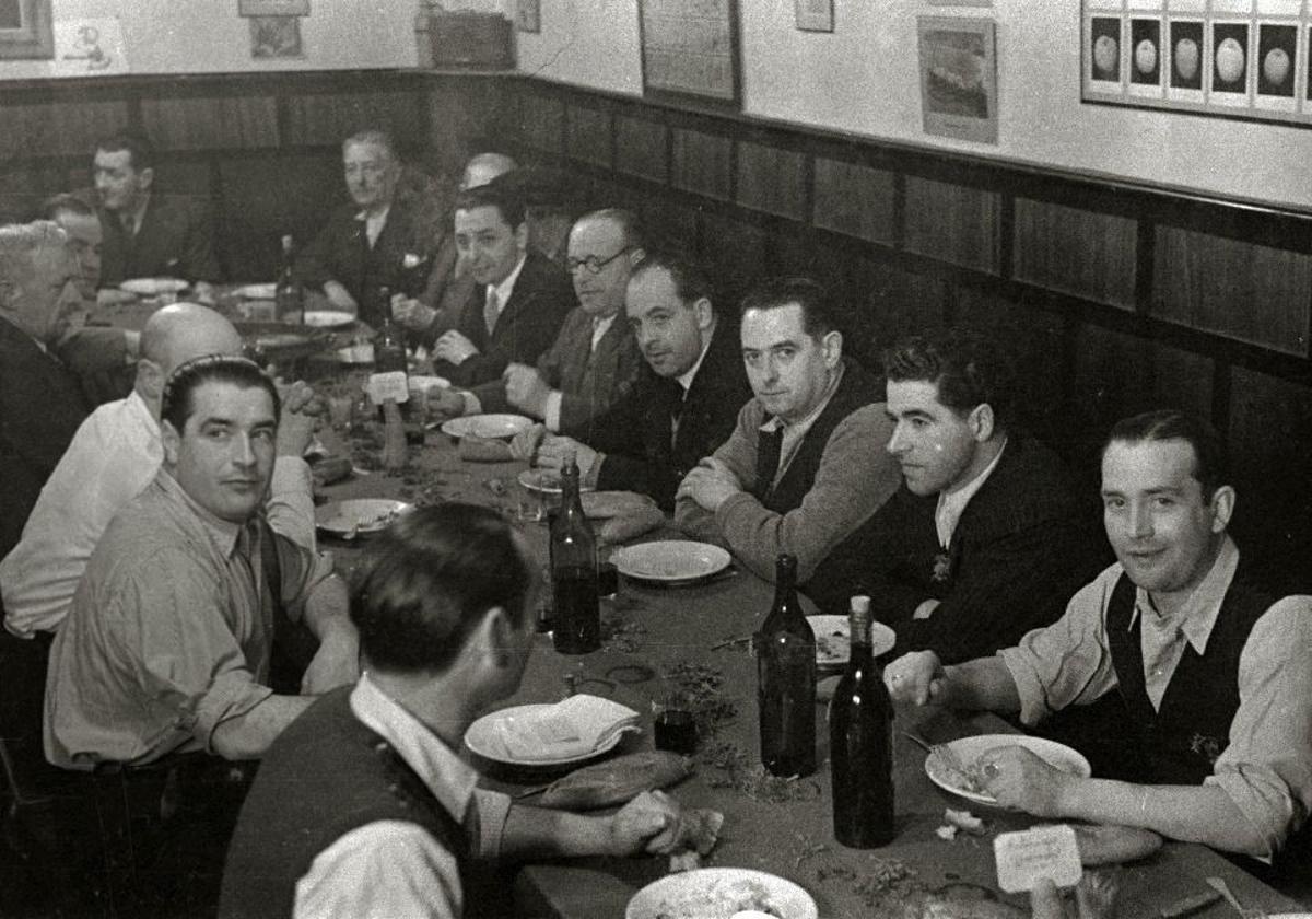 Socios de Gizartea, en una etapa previa a la del famoso gato.