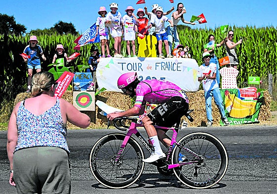 Ben Healy, en plena cabalgada a por la victoria de etapa.