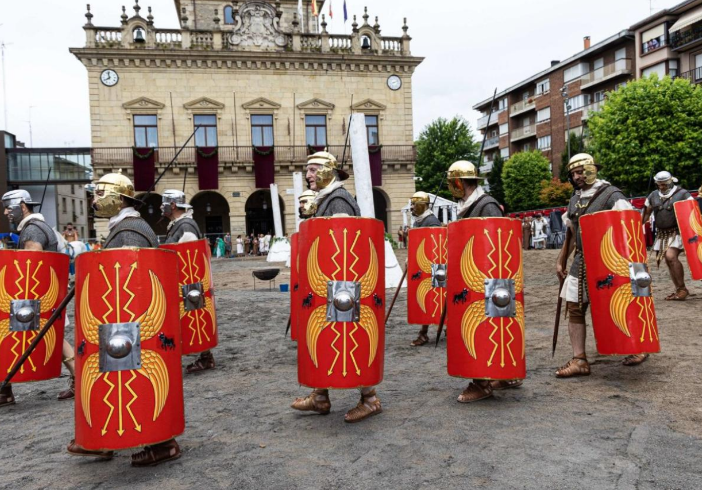 Legionarios atraviesan, en la edición del pasado año, la arena que de nuevo esta semana transformará la plaza de San Juan en un anfiteatro romano.