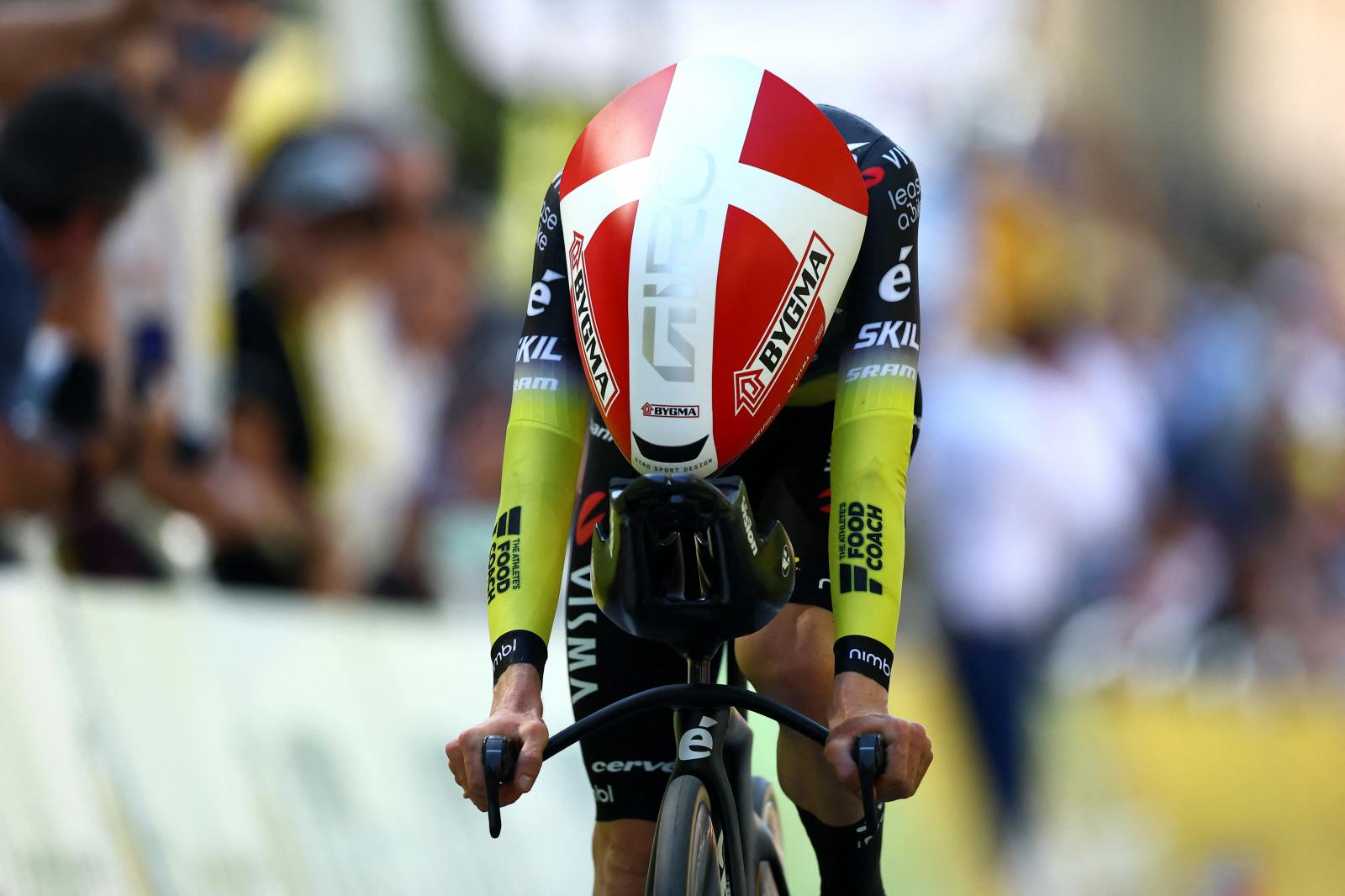 El ciclista danés del Visma-Lease, con su su casco con la bandera danesa, no tuvo un gran día en la crono. 