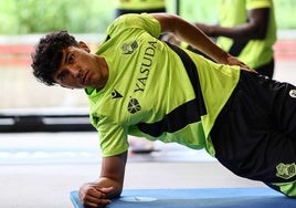 Jonathan Gómez realiza en ejercicio con el primer equipo de la Real Sociedad