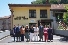 Representantes del Departamento de Salud y del Ayuntamiento, frente al actual centro de salud.