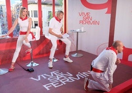 Ana Prada, Julian Iantzi y Teo Lázaro, arrodillado, mirando el monitor para no perder detalle del encierro.
