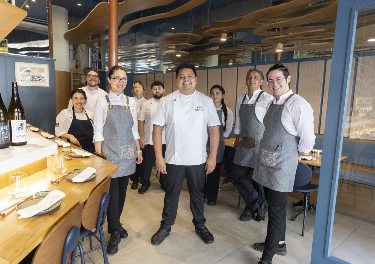 Sebastián Pincheira y su equipo,en el restaurante Kai Sushi.