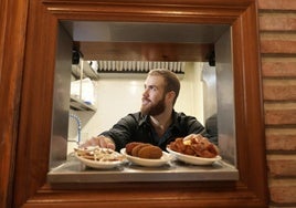 Parece un bodegón pictórico. Iñaki, fotografiado en la ventana de la cocina de la Kroketeria Donostiarra.