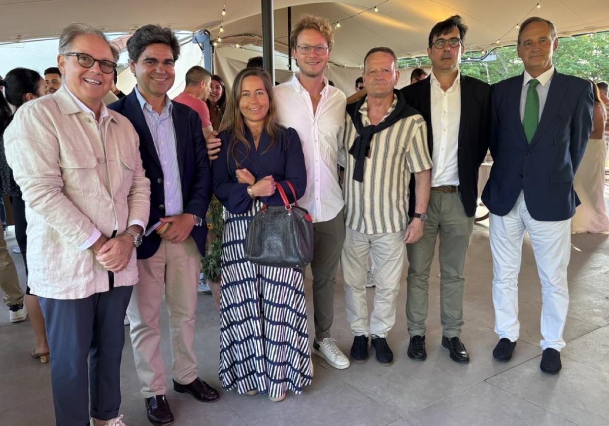 Juan Azcue y Patricia Rodríguez, del Club de Tenis, con organizadores del torneo y representantes de las federaciones vasca y guipuzcoana de Tenis.