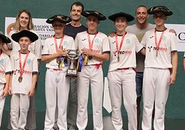 Los ganadores posan con sus trofeos en el frontón Labrit de Pamplona.