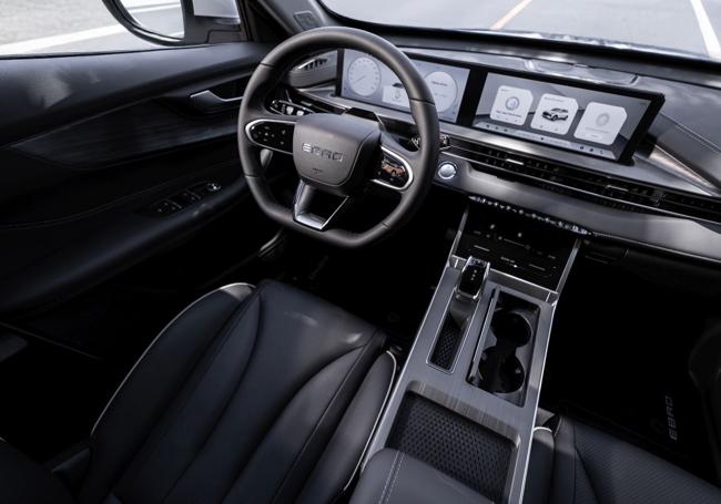 El Ebro s400 tiene un interior con dos pantallas de buen tamaño.