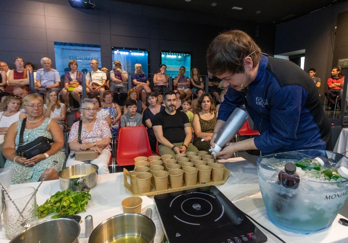 David Chamorro preparó cócteles para toda la sala durante su exposición.