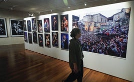 Una de las visitantes observa uno de los paneles de la exposición 'Jazzaldia. Viaje visual'.