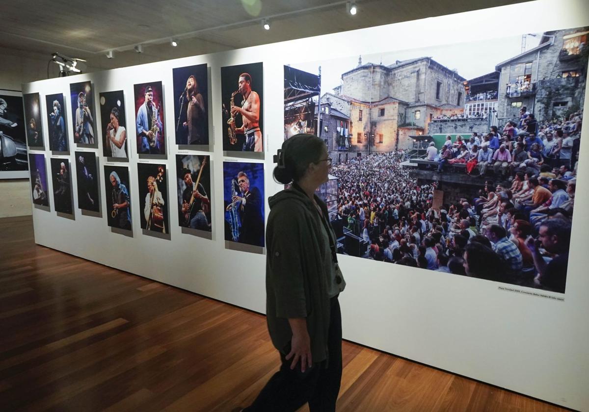 Una de las visitantes observa uno de los paneles de la exposición 'Jazzaldia. Viaje visual'