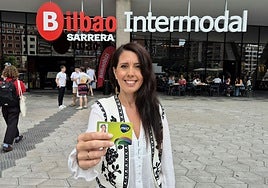 Azahara Domínguez con una tarjeta Mugi en el intermodal de Bilbao.