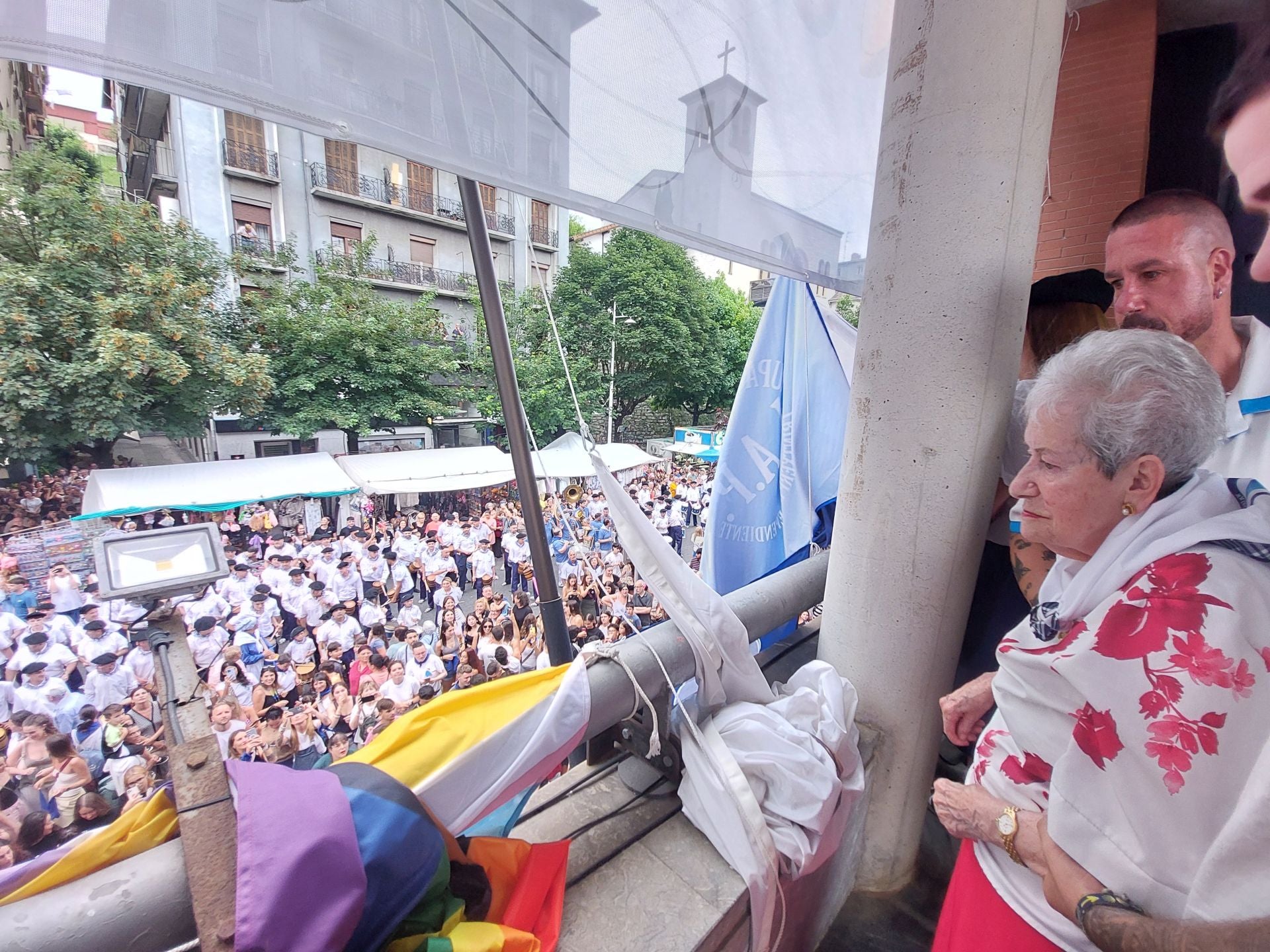 Arantxa Maneiro a punto de izar la bandera ante una Euskadi etorbidea repleta de gente.