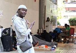 Un grupo de malienses mata el tiempo jugando a las cartas en los soportales donde están asentados en la plaza Cofradías Donostiarras.