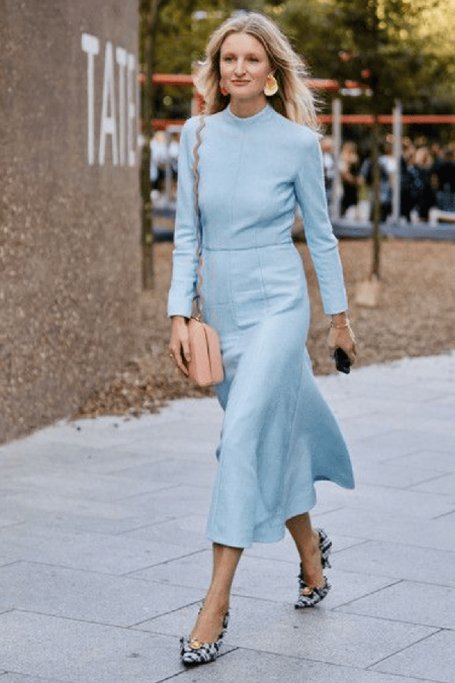 'Outfit' de invitada con la tonalidad de la temporada