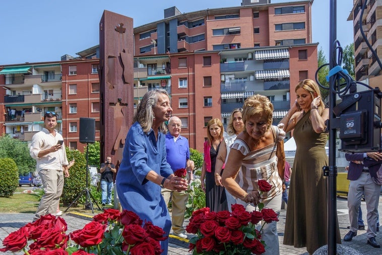 Marisol Garmendia, en el centro de la imagen, hoy en el homenaje a Mazo y Blanco en Ermua.