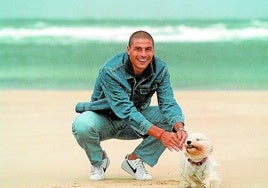 Juan Gómez, en la playa con sus perros.