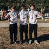 Oier Díaz, en el medio, junto a Faust Clotet y Dídac Foz tras lograr el bronce en Patrullas.