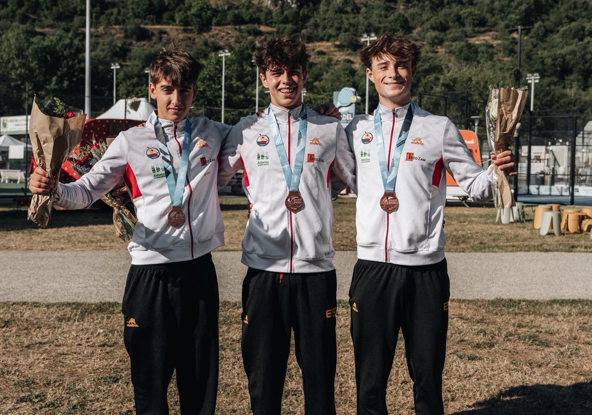 Oier Díaz, en el medio, junto a Faust Clotet y Dídac Foz tras lograr el bronce en Patrullas.