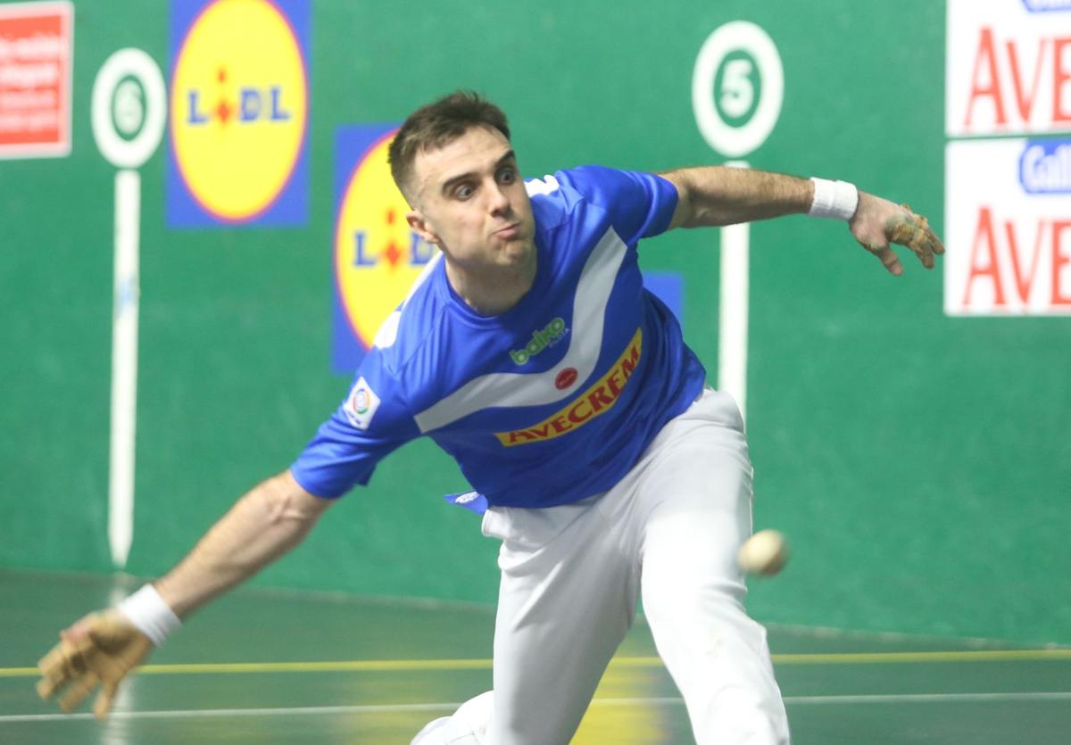 Jon Ander Peña trata de recoger una pelota baja.