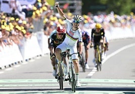 Pogacar vuelve a alzar el puño por delante de Vingegaard en meta.
