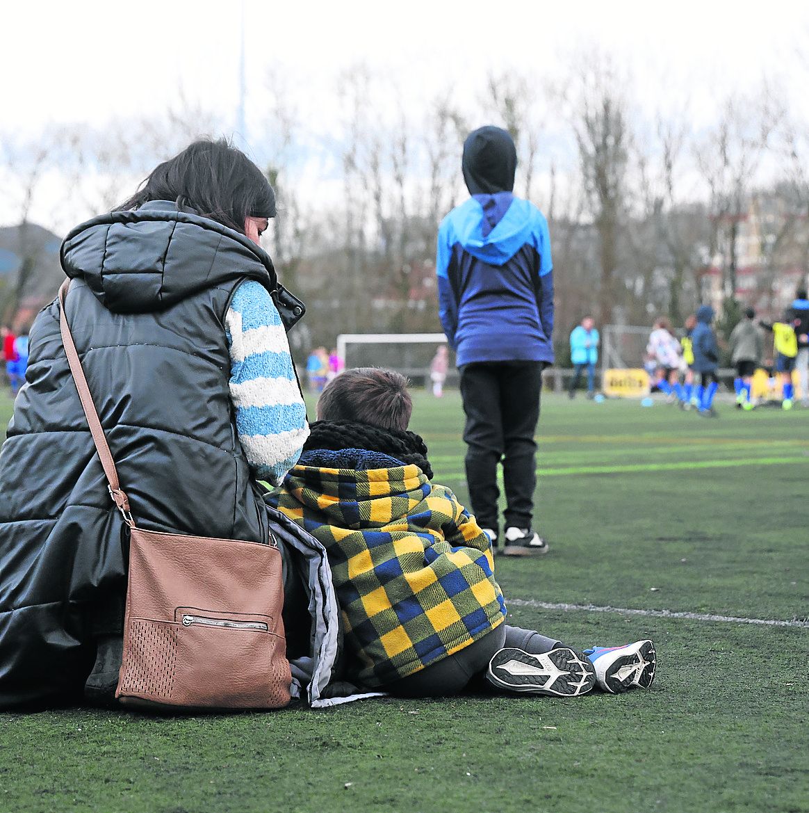 Una mujer y un niño durante un partido de Eskola Kirola.
