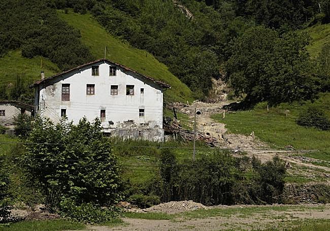 El rastro de la riada en Amezketa a su paso junto a un caserío